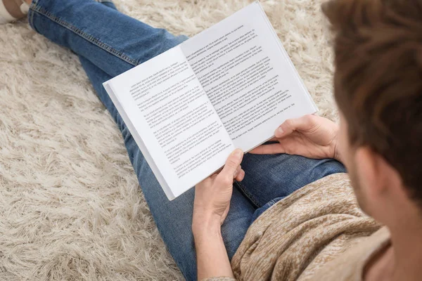 Joven Leyendo Libro Casa — Foto de Stock