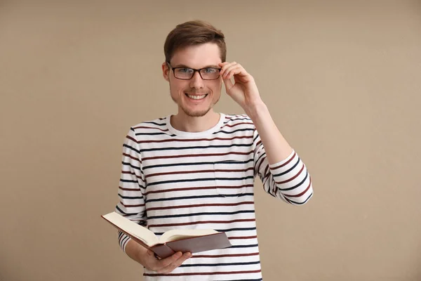 Junger Mann Liest Buch Auf Farbigem Hintergrund — Stockfoto