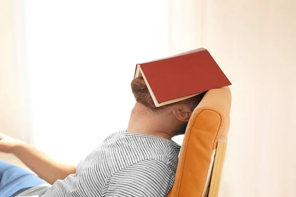 Молодий Чоловік Спить Книгою Обличчі Вдома — стокове фото