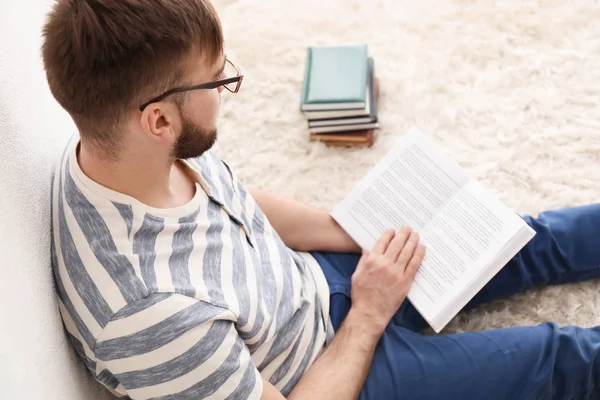 Giovane Uomo Che Legge Libri Casa — Foto Stock