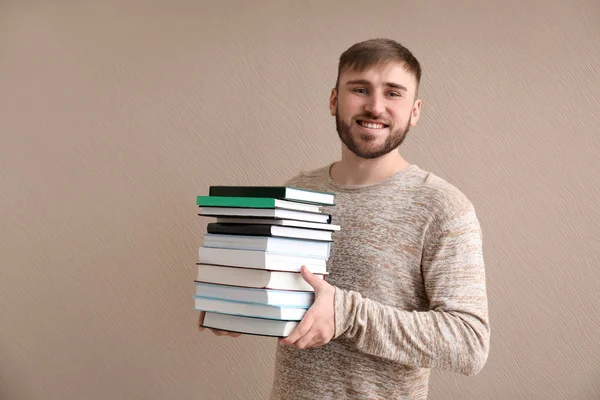 Jonge Man Met Stapel Boeken Kleur Achtergrond — Stockfoto