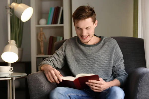 Giovane Uomo Lettura Libro Casa — Foto Stock