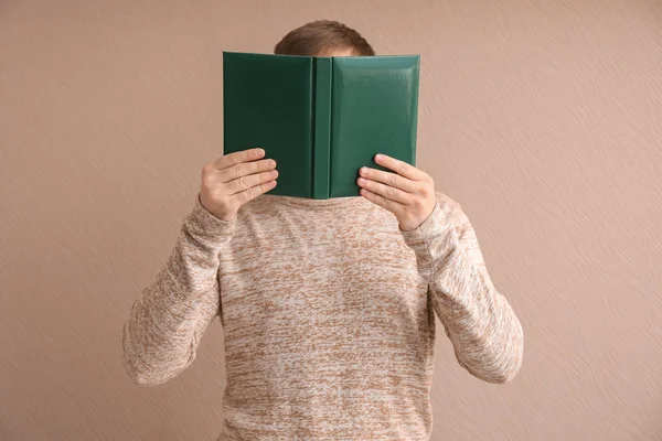 Jeune Homme Avec Livre Sur Fond Couleur — Photo