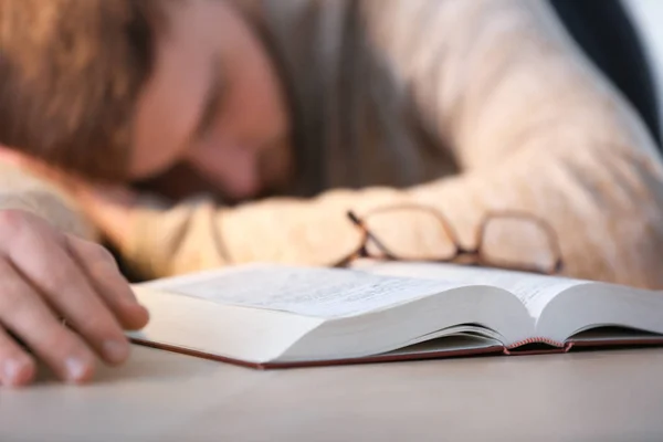 Jeune Homme Fatigué Dormant Table Avec Livre — Photo