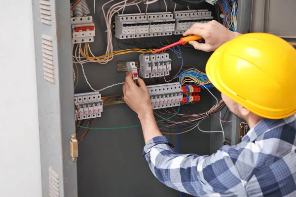 Electrician Repairing Distribution Board — Stock Photo, Image