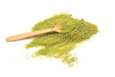 Tahta kaşık toz matcha çay, beyaz arka plan ile
