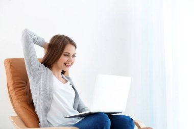 Mutlu kadın serbest meslek sahibi dizüstü evde çalışma