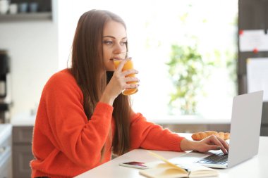 Evde dizüstü bilgisayarda çalışırken suyu içme kadın serbest meslek