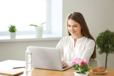 Ev ofis içinde laptop üzerinde çalışan kadın serbest meslek