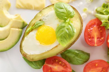 Yumurta ve taze sebze plaka, closeup ile lezzetli pişmiş avokado