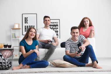 Gençler evde video oyunları oynarken