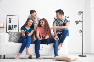 Gençler evde video oyunları oynarken