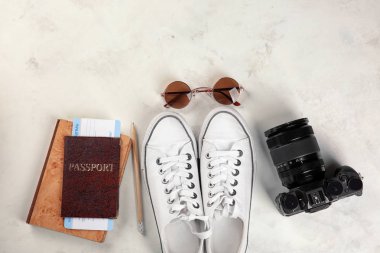 Açık renkli, üstten görünüm üzerinde bir turistin şeyler ile kompozisyon