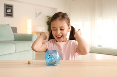 Kumbara kapalı olan küçük kız. Para tasarruf kavramı