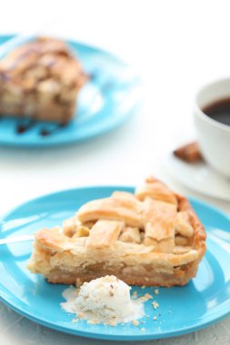 Lezzetli elmalı turta ve dondurma masada parça ile plaka