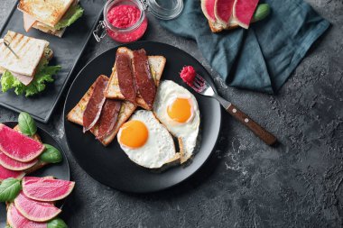 Kızarmış ekmek ve yumurta dokulu masada kompozisyonu