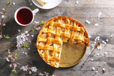 Ahşap masa üzerinde lezzetli elmalı turta ile kompozisyon