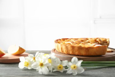 Ahşap masa üzerinde lezzetli elmalı turta ile plaka