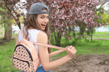 Açık havada bahar gününde güzel genç kadın