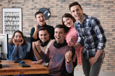 Gençler video oyunları turnuva sırasında