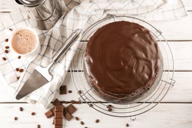 Masada lezzetli çikolatalı kek ile kabin soğutma