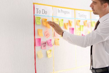 Adamın yanına scrum görev kurulu Office çıkartmaları ile