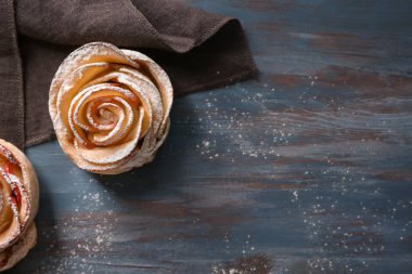 Lezzetli gül ahşap masa üzerinde elma pasta şeklinde