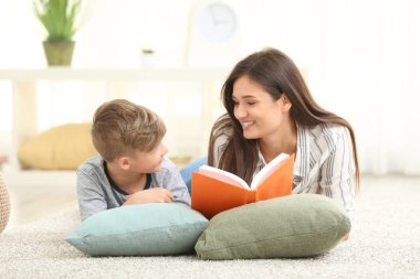 Anne ve oğlu birlikte evde kitap okuma