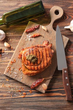 Lezzetli ızgara biftek ve baharat tablo ile ahşap tahta