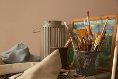 Boya araçları ile hasır sepet sanatçının atölyesinde resim