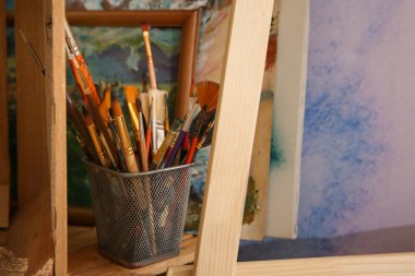 Boya fırçaları sanatçının atölyesinde rafta