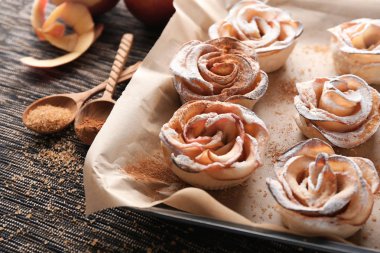 Lezzetli gül şekilli elma pasta üzerinde peçete, closeup ile fırın tepsisi