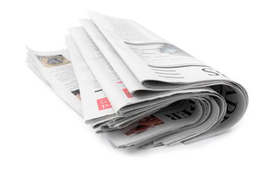 Gazeteler beyaz arka plan üzerinde katlanmış