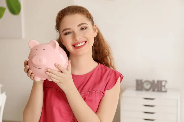 Jovem Mulher Segurando Banco Porquinho Dentro Casa Conceito Poupança Monetária — Fotografia de Stock