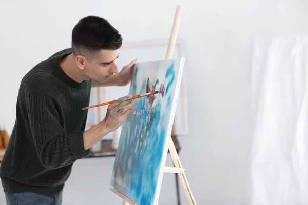 Artista Masculino Pintando Sobre Lienzo Taller —  Fotos de Stock