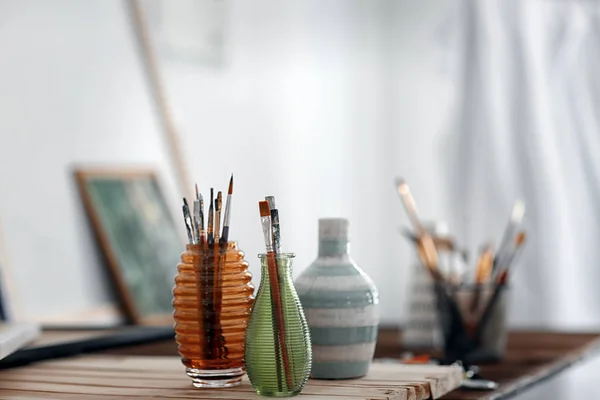 Conjunto Pinceles Sobre Mesa Taller —  Fotos de Stock