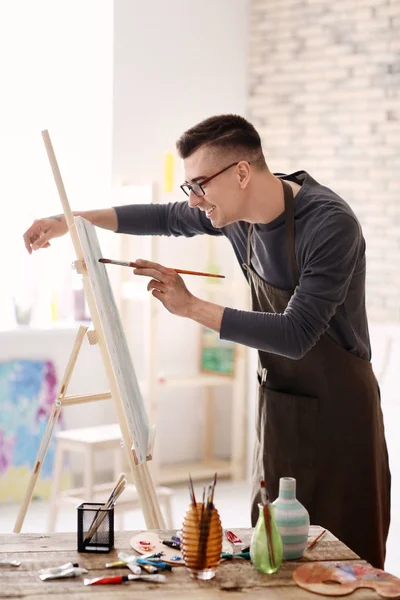 Artista Masculino Pintando Sobre Lienzo Taller — Foto de Stock