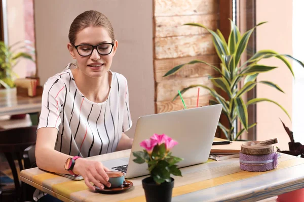 Młody Freelancer Laptop Pracuje Kawiarni — Zdjęcie stockowe