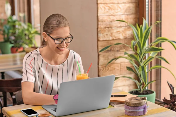 Young Freelancer Drinking Juice While Working Laptop Cafe — Stock Photo, Image