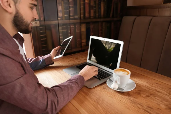 Freelancer Jovem Com Tablet Laptop Trabalhando Café — Fotografia de Stock