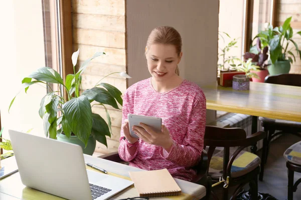 Junge Freiberuflerin Mit Tablet Und Laptop Arbeitet Café — Stockfoto