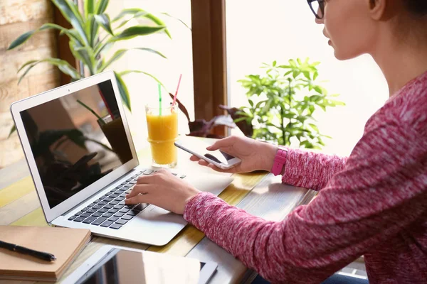 Ung Frilansare Med Mobiltelefon Och Bärbar Dator Arbetar Café — Stockfoto