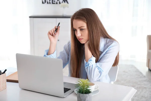 Female Freelancer Working Laptop Home Office — Stock Photo, Image