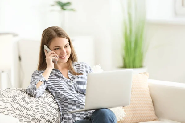 Female Freelancer Talking Phone While Working Laptop Home — Stock Photo, Image
