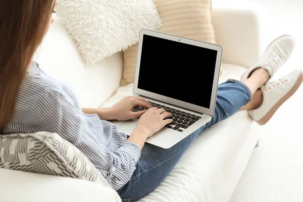 Freelancer Feminino Trabalhando Laptop Casa — Fotografia de Stock