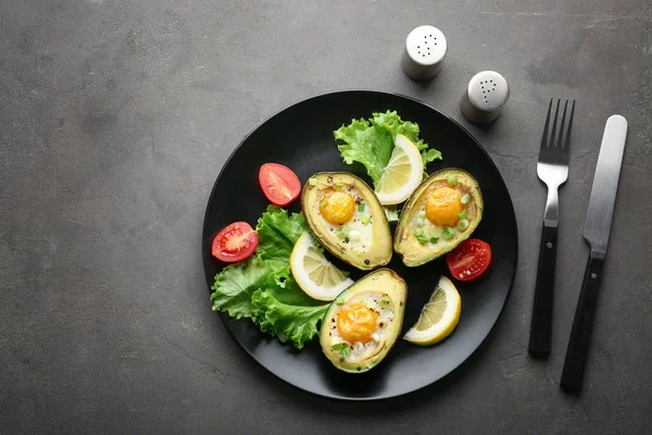 Тарелка Вкусными Яйцами Приготовленными Авокадо Столе — стоковое фото