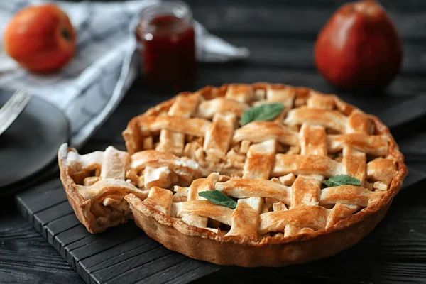 Holzbrett Mit Leckerem Hausgemachten Apfelkuchen Auf Dem Tisch — Stockfoto