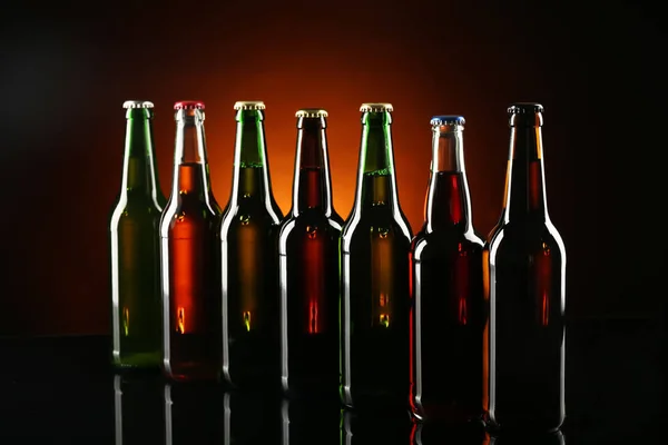 Cerveza Fresca Botellas Vidrio Sobre Fondo Oscuro — Foto de Stock