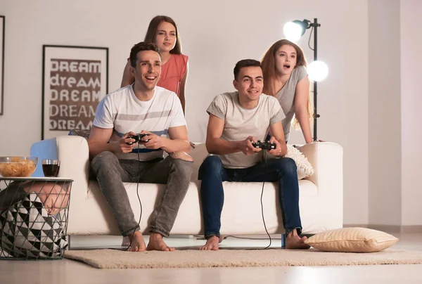 Gençler Evde Video Oyunları Oynarken Akşamları — Stok fotoğraf