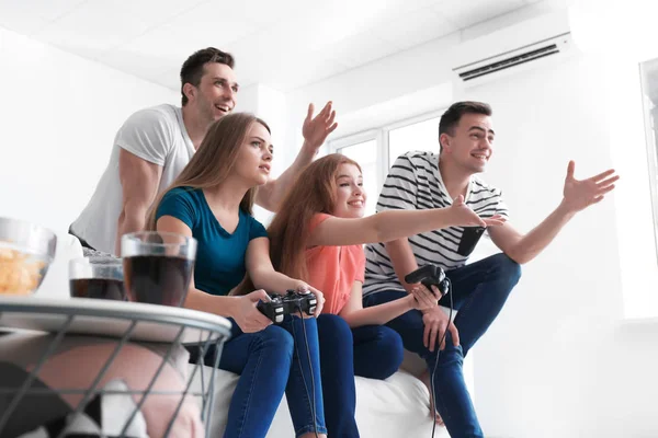 Jóvenes Jugando Videojuegos Casa —  Fotos de Stock